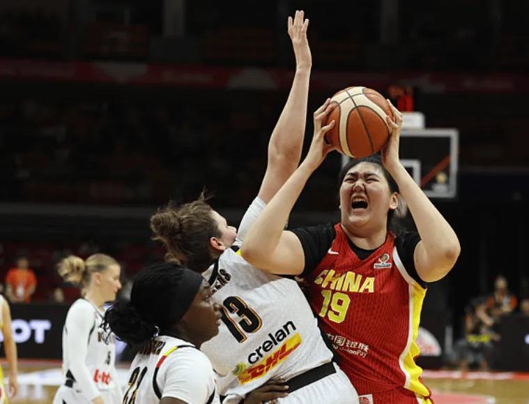 女篮惨败比利时！仅靠张子宇，后场+2内线没法看，进攻战术匮乏